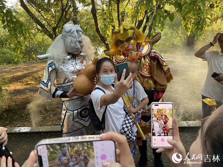 長春市動植物公園“夢幻西游季·夜游動物園”系列演藝活動。人民網記者 李思玥攝