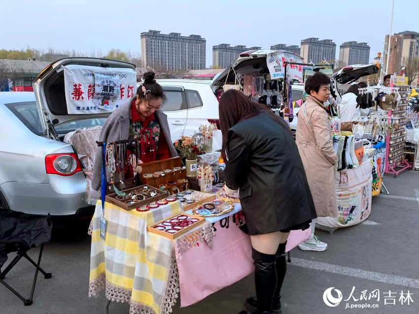 后備箱集市。人民網記者 馬俊華攝