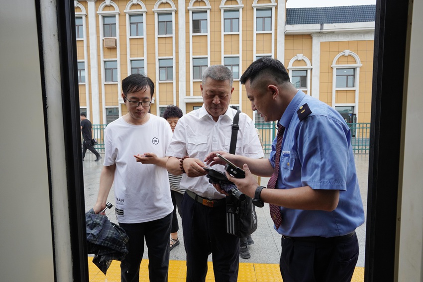 乘客開開心心登上首發(fā)省城的列車