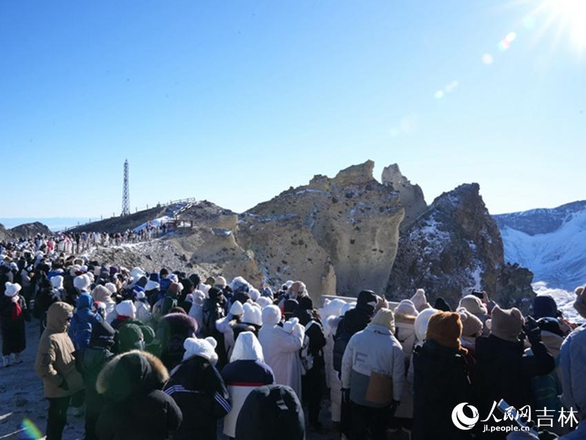 上個(gè)雪季，吉林長(zhǎng)白山景區(qū)游人如織。人民網(wǎng)記者 李洋攝