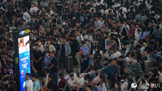 10月4日，河北省石家莊站鐵警傾力護(hù)航中秋國慶旅客平安出行。 人民網(wǎng)記者 周博攝