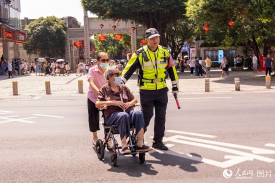 中秋國慶期間，福建福州交警針對(duì)重要景區(qū)、路口等人員密集場(chǎng)所，加強(qiáng)路面疏導(dǎo)和秩序管理。人民網(wǎng)記者 蘭志飛攝