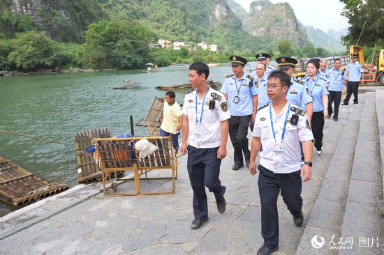 廣西陽朔聯(lián)合執(zhí)法人員在遇龍河景區(qū)巡查，全力保障假日旅游安全。人民網(wǎng)記者 嚴(yán)立政攝