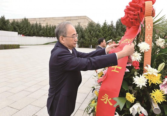 9月30日，吉林省暨長春市向人民英雄敬獻花籃儀式在長春市烈士陵園舉行。省委書記黃強，省委副書記、省長胡玉亭，省政協主席朱國賢等緩步上前，神情莊重地在花籃前駐足凝視，仔細整理緞帶，表達對革命英烈的崇高敬意。記者 張野 攝